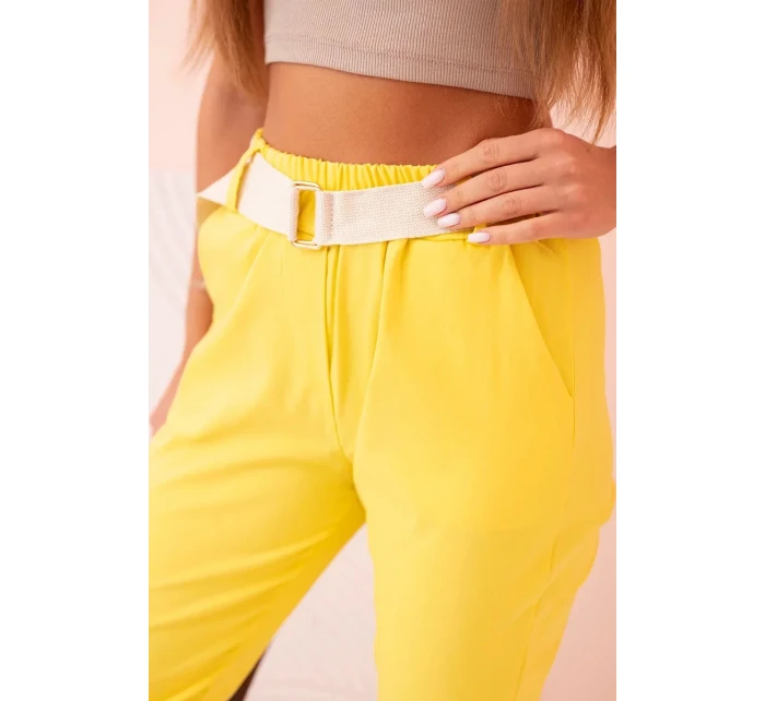 Dámské viskózové kalhoty s páskem a ohrnutými nohavicemi tmavě žlutá