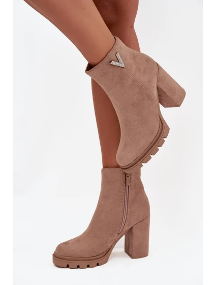 Dámské kotníkové boty s izolací na klínku s ozdobným detailem béžové Briella Dámské kotníkové boty s izolací na klínku s ozdobným detailem béžové Briella