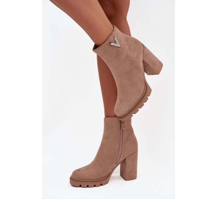 Dámské kotníkové boty s izolací na klínku s ozdobným detailem béžové Briella Dámské kotníkové boty s izolací na klínku s ozdobným detailem béžové Briella