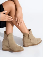 Pěkné hnědé kotníčkové boty dámské na klínku Pěkné hnědé kotníčkové boty dámské na klínku