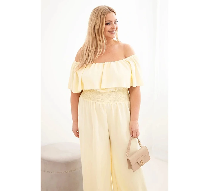 Dámská kombinéza Plus Size s odhalenými model 22092414 s volánem a širokými nohavicemi žlutý - K-Fashion