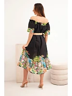 Dámské šaty model 22170761 střihu s páskem a krátkým rukávem černá - K-Fashion Dámské šaty model 22170761 střihu s páskem a krátkým rukávem černá - K-Fashion
