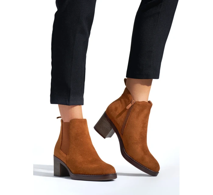 Pohodlné hnědé dámské kotníčkové boty na širokém podpatku Pohodlné hnědé dámské kotníčkové boty na širokém podpatku