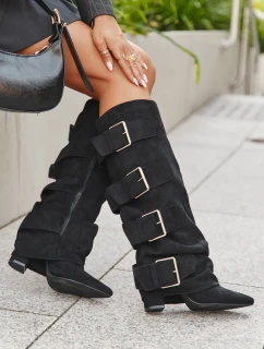 Dámské kozačky na podpatku s lemem a zlatými přezkami semiš černé model 21708844 - Boto