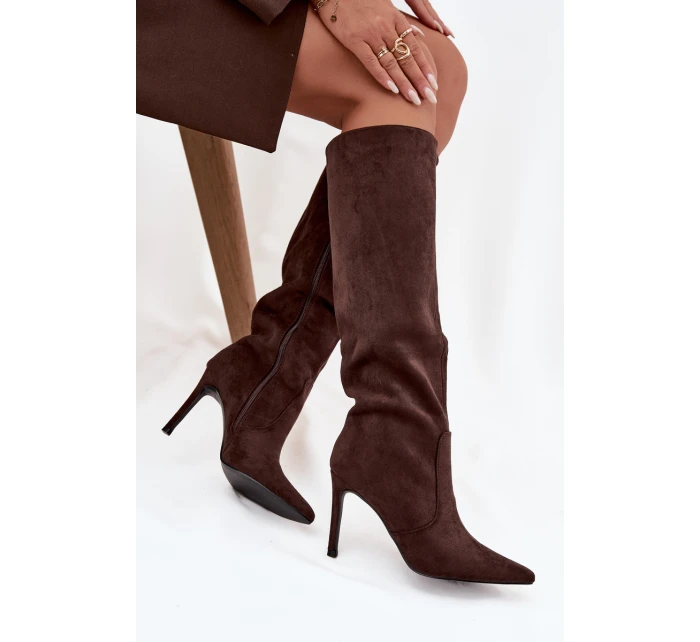 Zateplené dámské kozačky na jehlovém podpatku z eko semiše čokoládové model 21728457 - Boto Zateplené dámské kozačky na jehlovém podpatku z eko semiše čokoládové model 21728457 - Boto