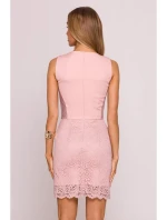 Mini šaty s krajkovými  pudrové model 21136212 - Moe