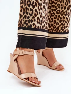 Dámské lakované sandály na klínku Nude Vliraya