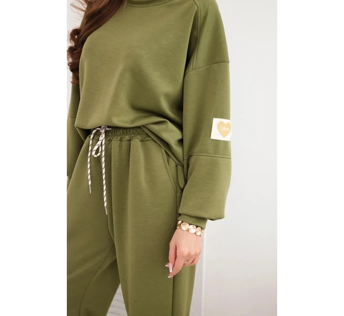Dámský máslový komplet s volnou mikinou a kalhotami s nápisem LOVE olivový