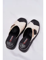 Elegantní Dámské Kožené Pantofle Na Klínu S Ozdobou Béžové model 21693610 - Artiker