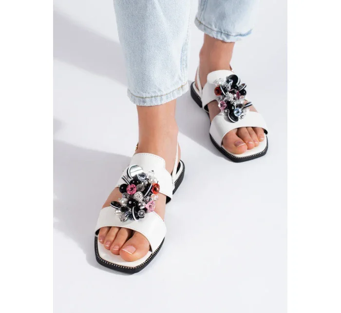 Komfortní dámské sandály bílé na plochém podpatku Komfortní dámské sandály bílé na plochém podpatku