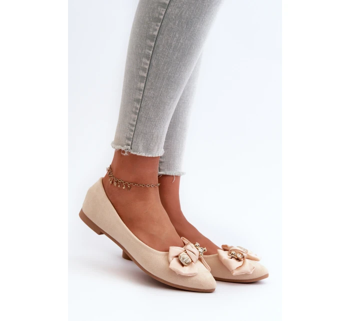 Dámské lodičky z ekologického semiše s mašlí a broží v jemně béžové barvě Satris