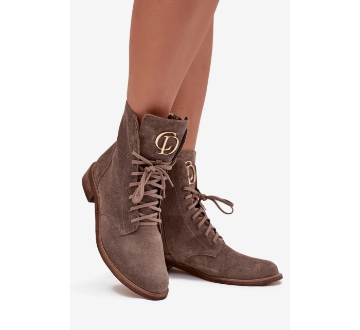 semišové workery s zlatým detailem na tmavě béžové model 21707504 - Zazoo semišové workery s zlatým detailem na tmavě béžové model 21707504 - Zazoo