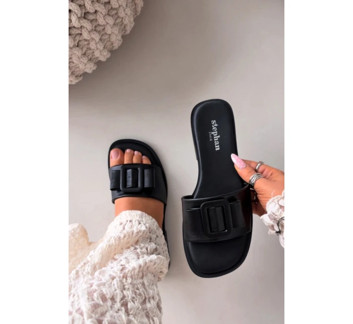 Dámské pantofle na ploché podrážce s přezkou Černé model 21900557 - Boto Dámské pantofle na ploché podrážce s přezkou Černé model 21900557 - Boto