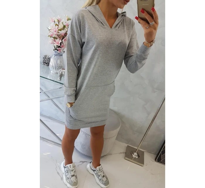 Šedé šaty s kapucí