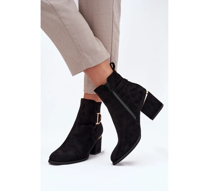 Zateplené dámské boty na podpatku se zlatými prvky černé model 21708256 - Boto Zateplené dámské boty na podpatku se zlatými prvky černé model 21708256 - Boto