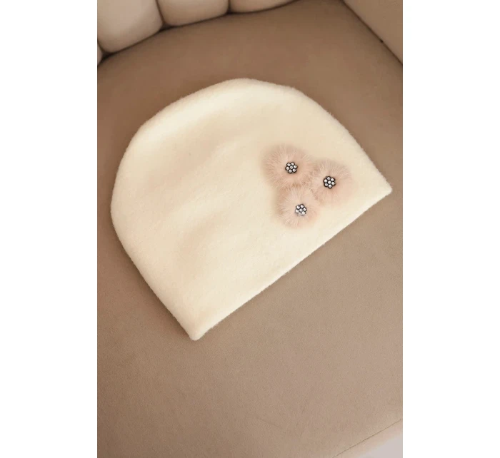 Dámská čepice s ozdobnými model 21474869 květinami elegantní ecru - K-Fashion