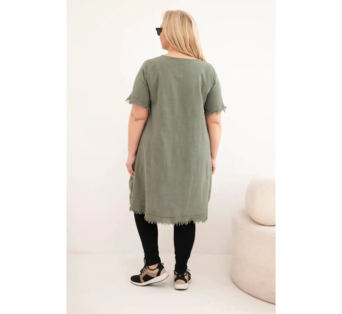 Bavlněné dámské šaty Plus Size s prodlouženým zadním dílem a kapsou khaki