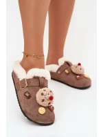 Dámské pantofle s ozdobami a sponou, zateplené kožíškem – hnědé Thalora