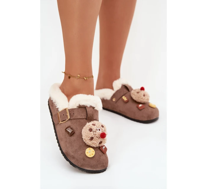 Dámské pantofle s ozdobami a sponou, zateplené kožíškem – hnědé Thalora