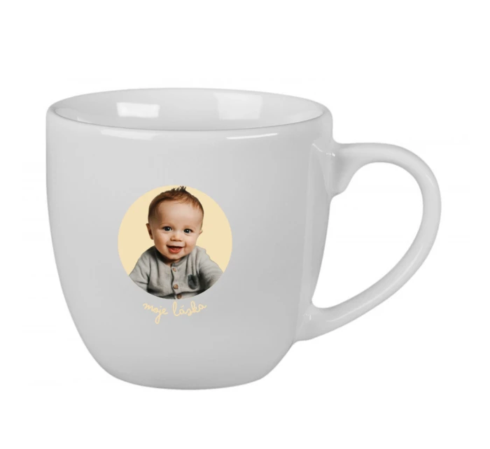 Personalizovaný keramický hrnek 400 ml s výřezem fotky na podkladu 