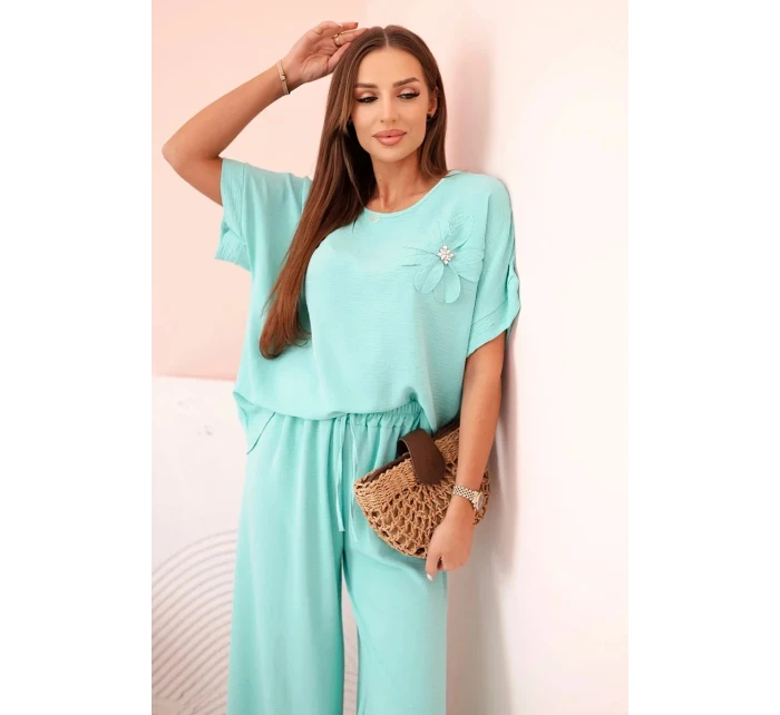 Dámský komplet z viskózy s ozdobným květem a širokými kalhotami - mátový Dámský komplet z viskózy s ozdobným květem a širokými kalhotami - mátový
