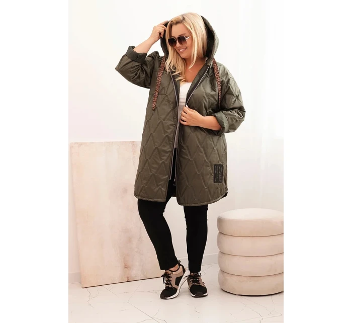 Dámská bunda Plus Size prošívaná s kapucí a nápisem model 21229235 khaki - K-Fashion