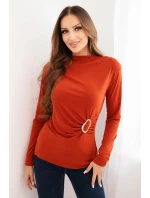 Dámská blůza z viskózy s nařasením a ozdobnou sponou model 21468702 - K-Fashion