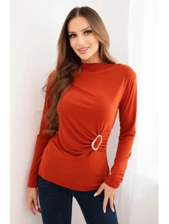 Dámská blůza z viskózy s nařasením a ozdobnou sponou model 21468702 - K-Fashion