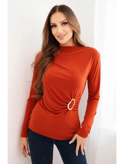 Dámská blůza z viskózy s nařasením a ozdobnou sponou model 21468702 - K-Fashion