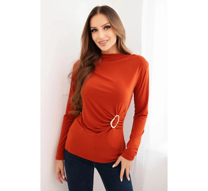 Dámská blůza z viskózy s nařasením a ozdobnou sponou model 21468702 - K-Fashion