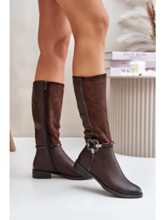 Zateplené Kozačky Na Plochém Podpatku S Přezkou Hnědé model 21881041 - Kesi