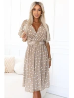 604-3 Smyslné bílé hrachové šaty s obálkovým výstřihem a ozdobným páskem - béžové