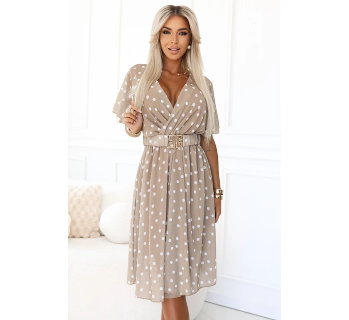 604-3 Smyslné bílé hrachové šaty s obálkovým výstřihem a ozdobným páskem - béžové