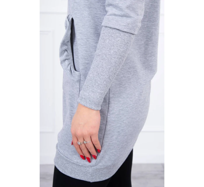 Šaty s ozdobnými volánky a kapucí šedé barvy Šaty s ozdobnými volánky a kapucí šedé barvy