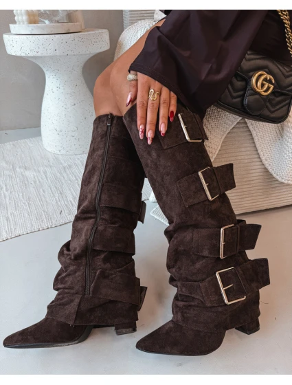 Dámské kozačky na podpatku s ohnutým horním lemem a zlatými sponami Eco semiš čokoládové Isavelle Dámské kozačky na podpatku s ohnutým horním lemem a zlatými sponami Eco semiš čokoládové Isavelle