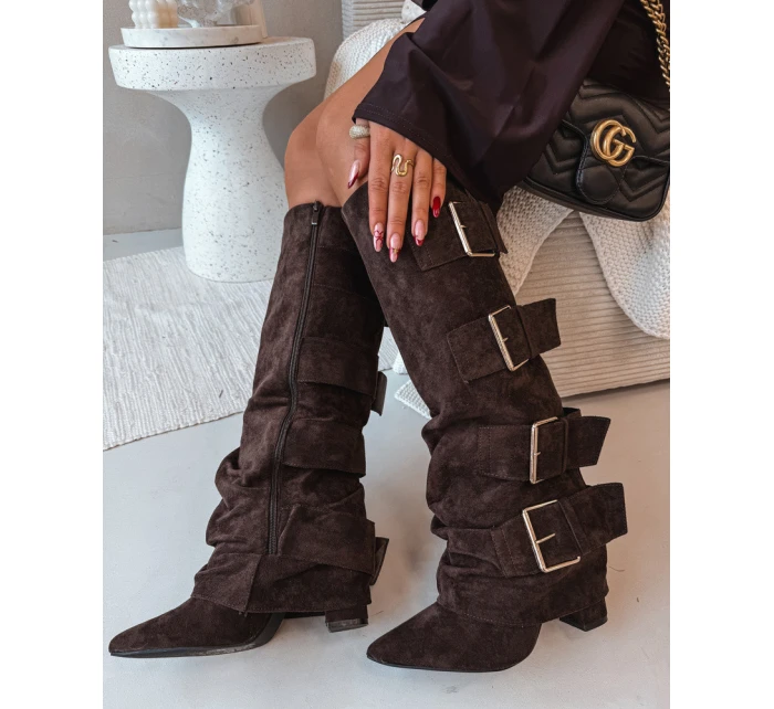 Dámské kozačky na podpatku s lemem a zlatými Eco semiš čokoládové model 21786876 - Boto Dámské kozačky na podpatku s lemem a zlatými Eco semiš čokoládové model 21786876 - Boto