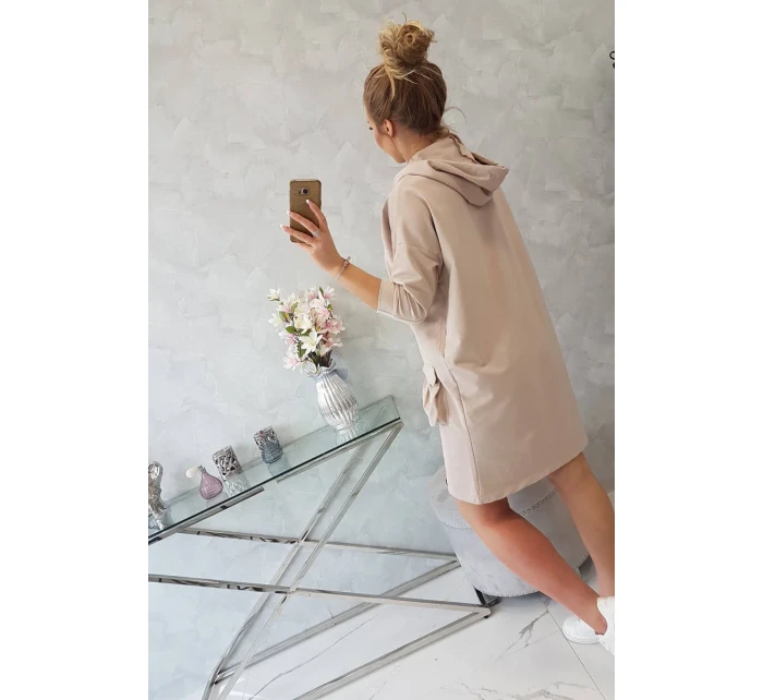 Béžové šaty s kapucí