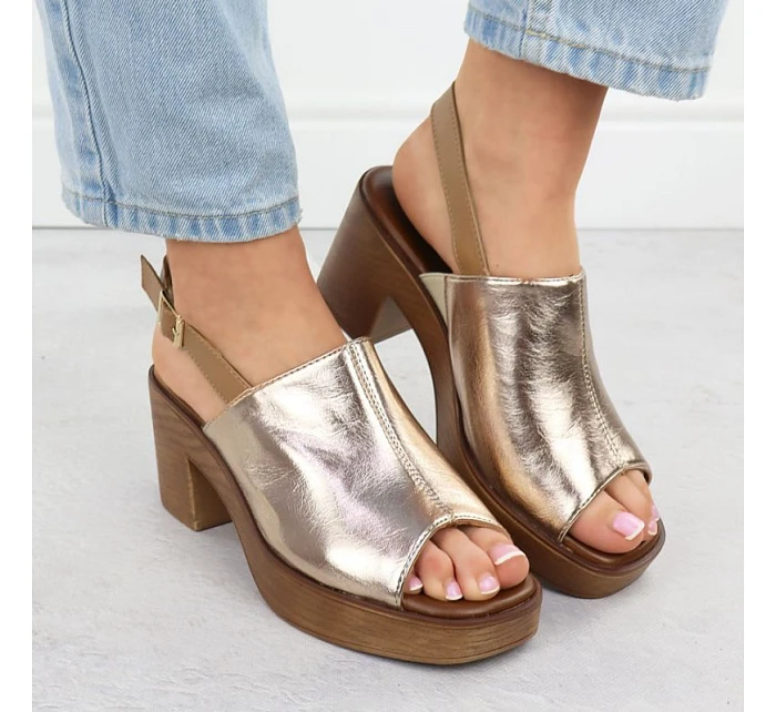 Dámské zlaté sandály na jehlovém podpatku M.Daszynski model 22051585 - M. Daszyński