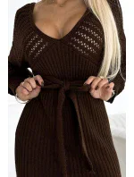 507-3 Ažurové svetrové šaty s výstřihem a vázáním - CHOCOLATE