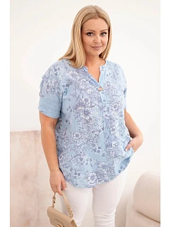 Dámská bavlněná halenka plus size s krátkým rukávem a ozdobným knoflíkem modrá