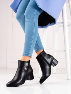 Jedinečné černé dámské  kotníčkové boty na širokém podpatku