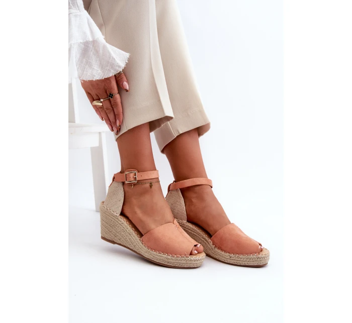 Pohodlné dámské sandály na klínu Světle růžová model 21585415 - EVENTO Pohodlné dámské sandály na klínu Světle růžová model 21585415 - EVENTO