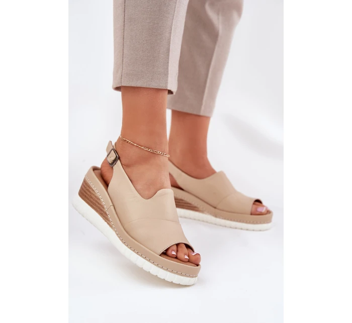 Dámské kožené sandály na klínu model 21696009 béžové - Artiker