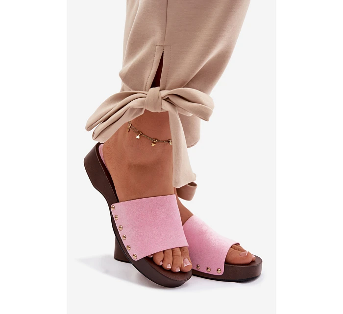 Ženské pantofle s zlatými sponami Růžové model 21937768 - Boto