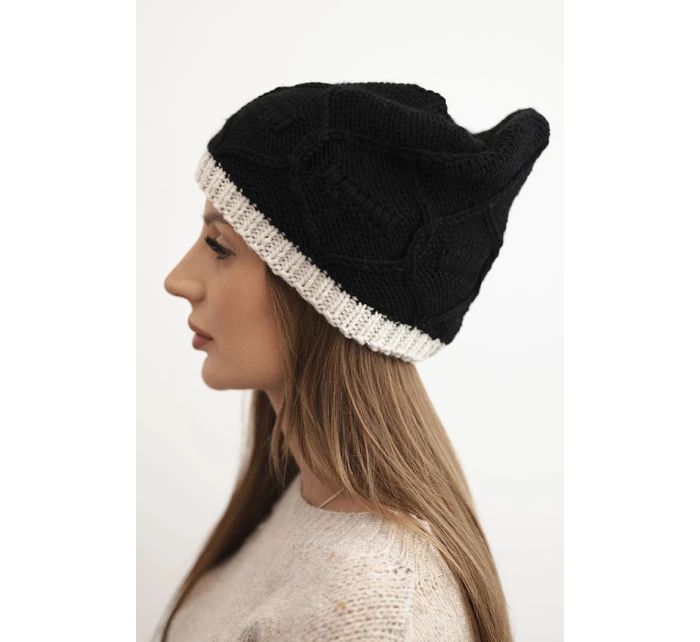 Dámská zimní čepice z vlny s proplétaným vzorem K443 černá + béžová