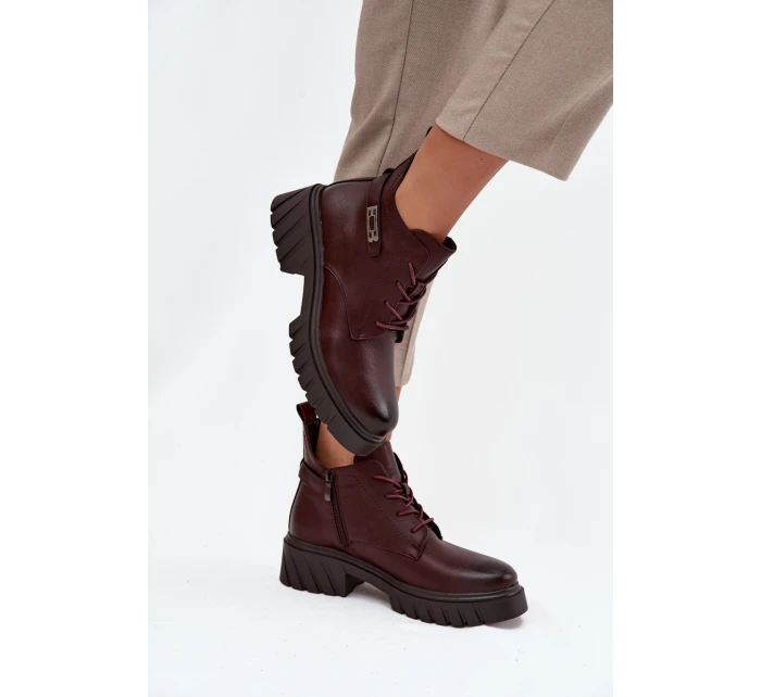 Nízké zateplené dámské kotníkové boty na klínku s ozdobným páskem bordó model 21712788 - Boto