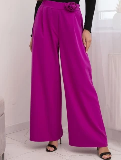 Dámské elegantní kalhoty se širokou nohavicí a ozdobným květem tmavě fialové