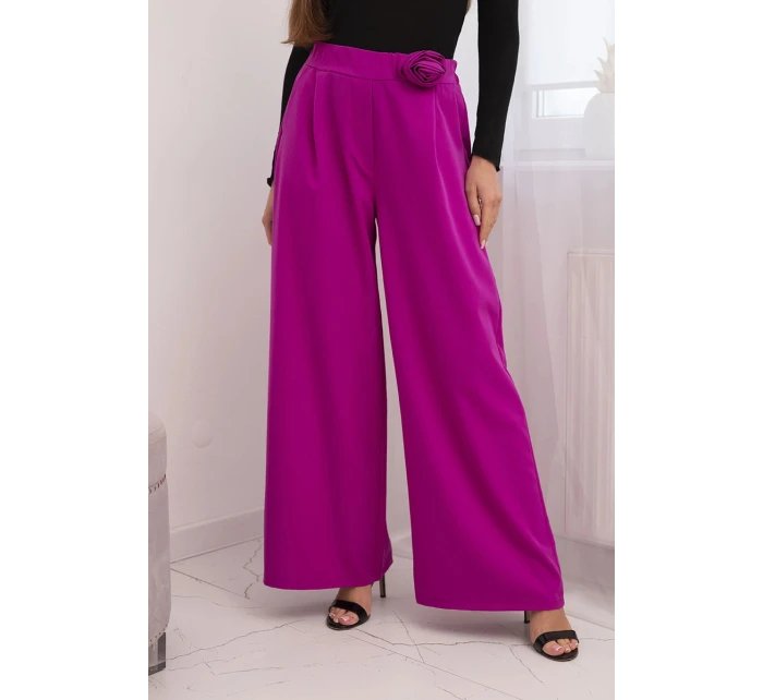 Dámské elegantní kalhoty se širokou nohavicí a ozdobným květem tmavě fialové Dámské elegantní kalhoty se širokou nohavicí a ozdobným květem tmavě fialové