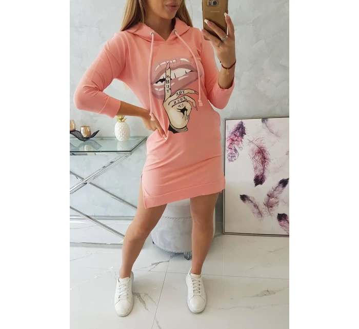 Šaty s delšími zády a barevným meruňkovým potiskem Šaty s delšími zády a barevným meruňkovým potiskem