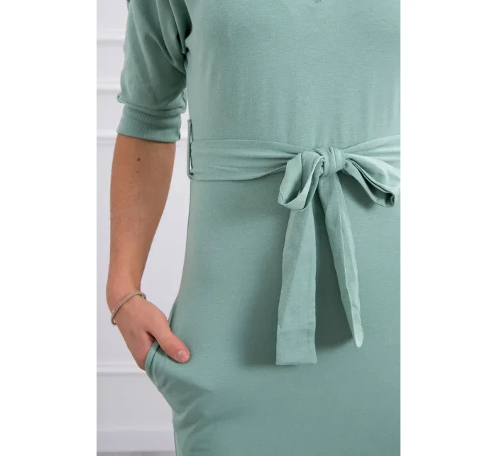 Šaty s křídly na ramenou tmavě mátové barvy